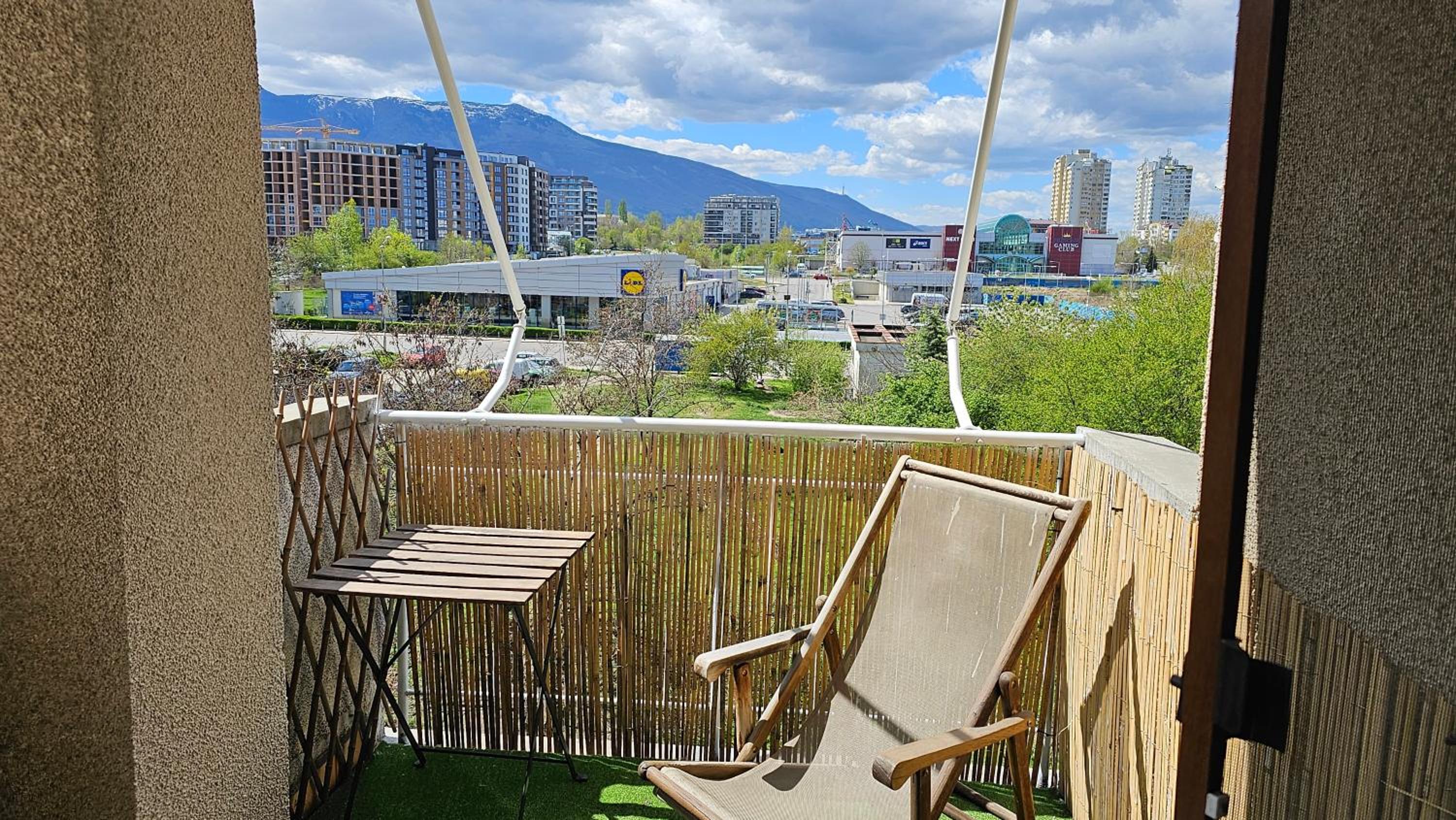 Business Park Retreat: 1BR with Mountain View