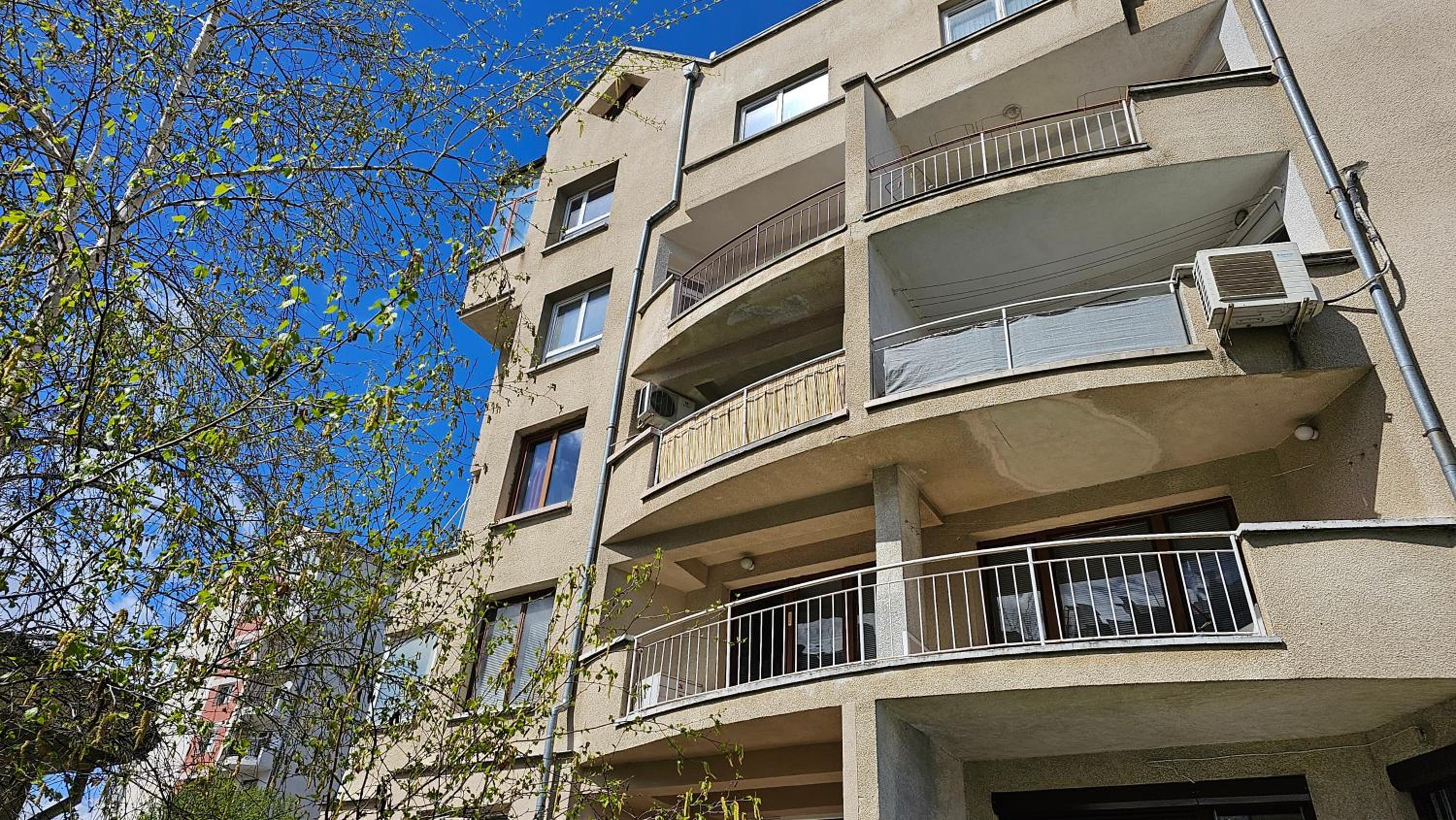Business Park Retreat: 1BR with Mountain View