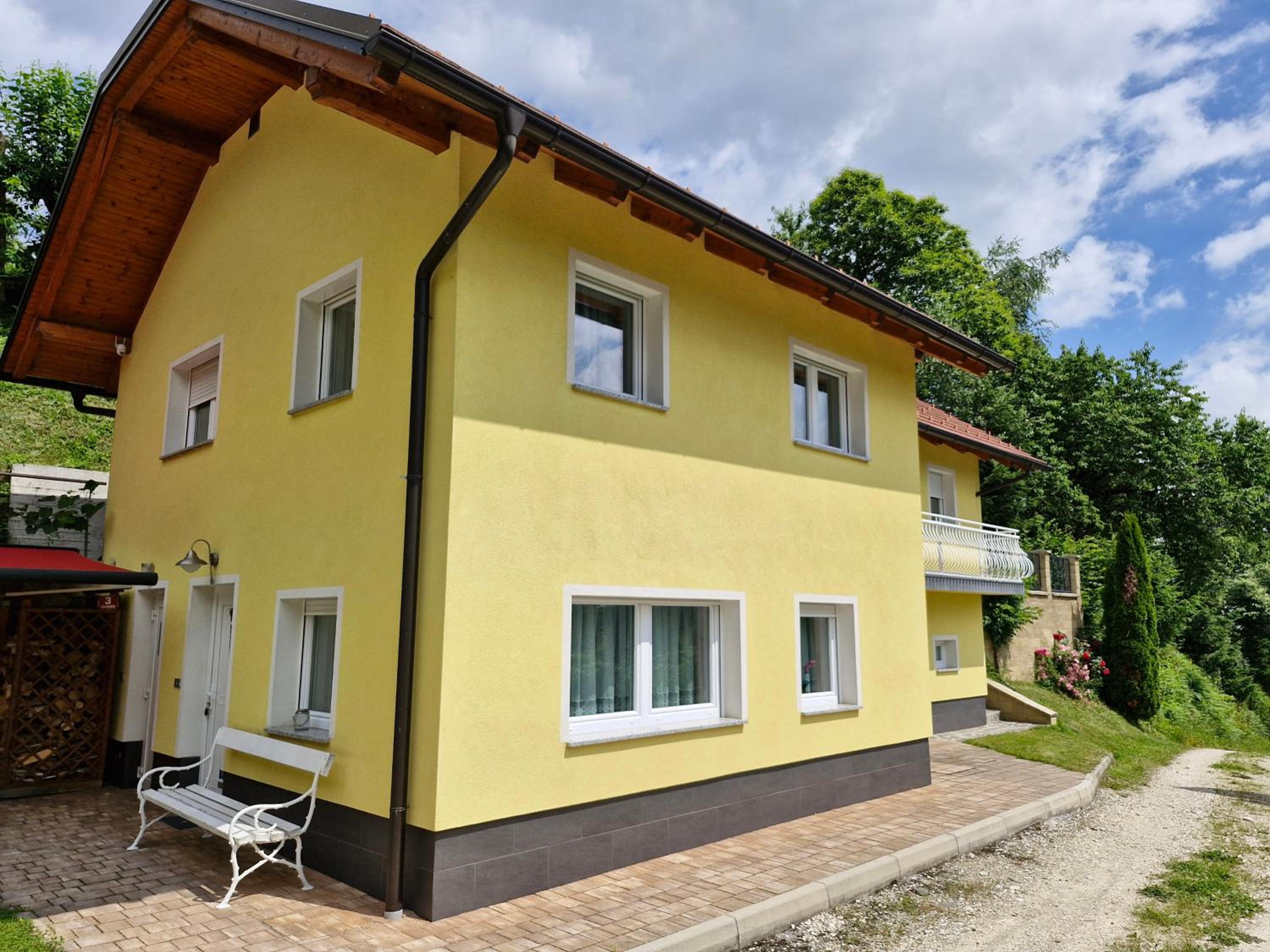 Yellow house Javornik