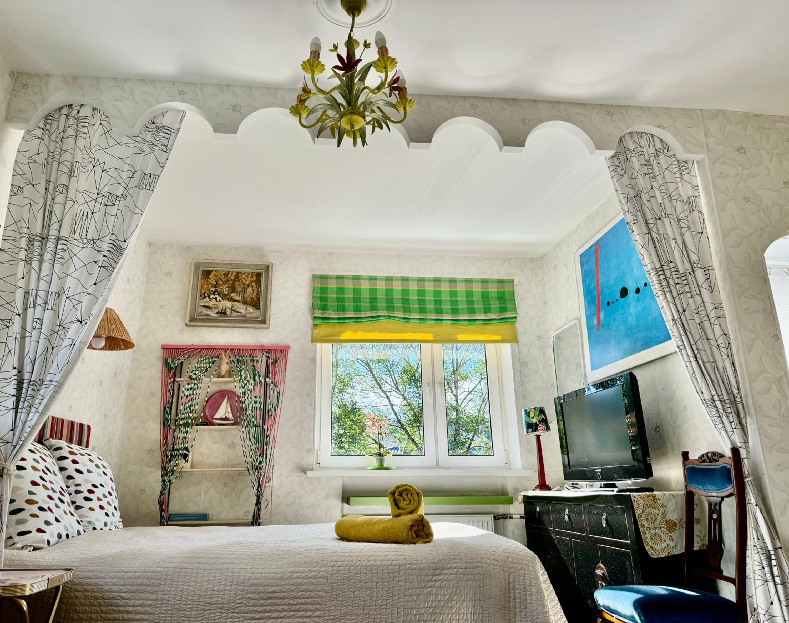 LITTLE LONDON ONE boutique apartment Netflix TV Old Town