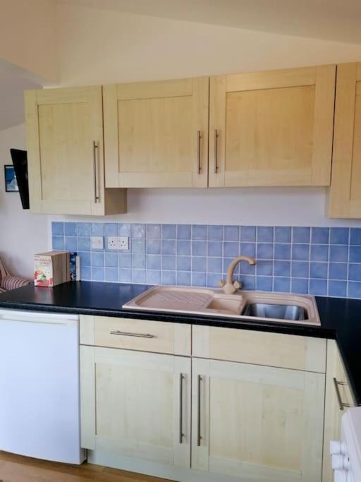 Spacious cabin, near Padstow and 7 Bays view 3