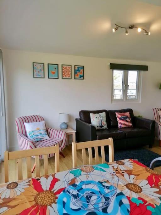 Spacious cabin, near Padstow and 7 Bays view 5