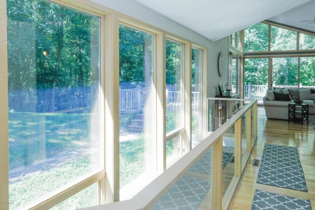 Mid Century Modern Retreat -4000 SQFT-HOT TUB view 2