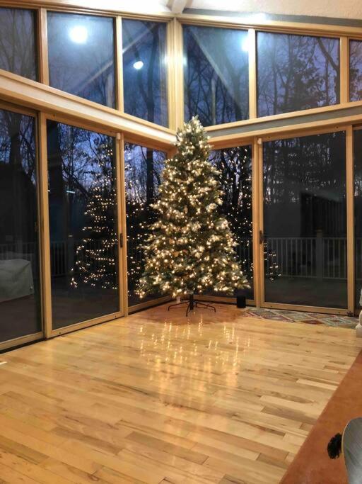 Mid Century Modern Retreat -4000 SQFT-HOT TUB view 3
