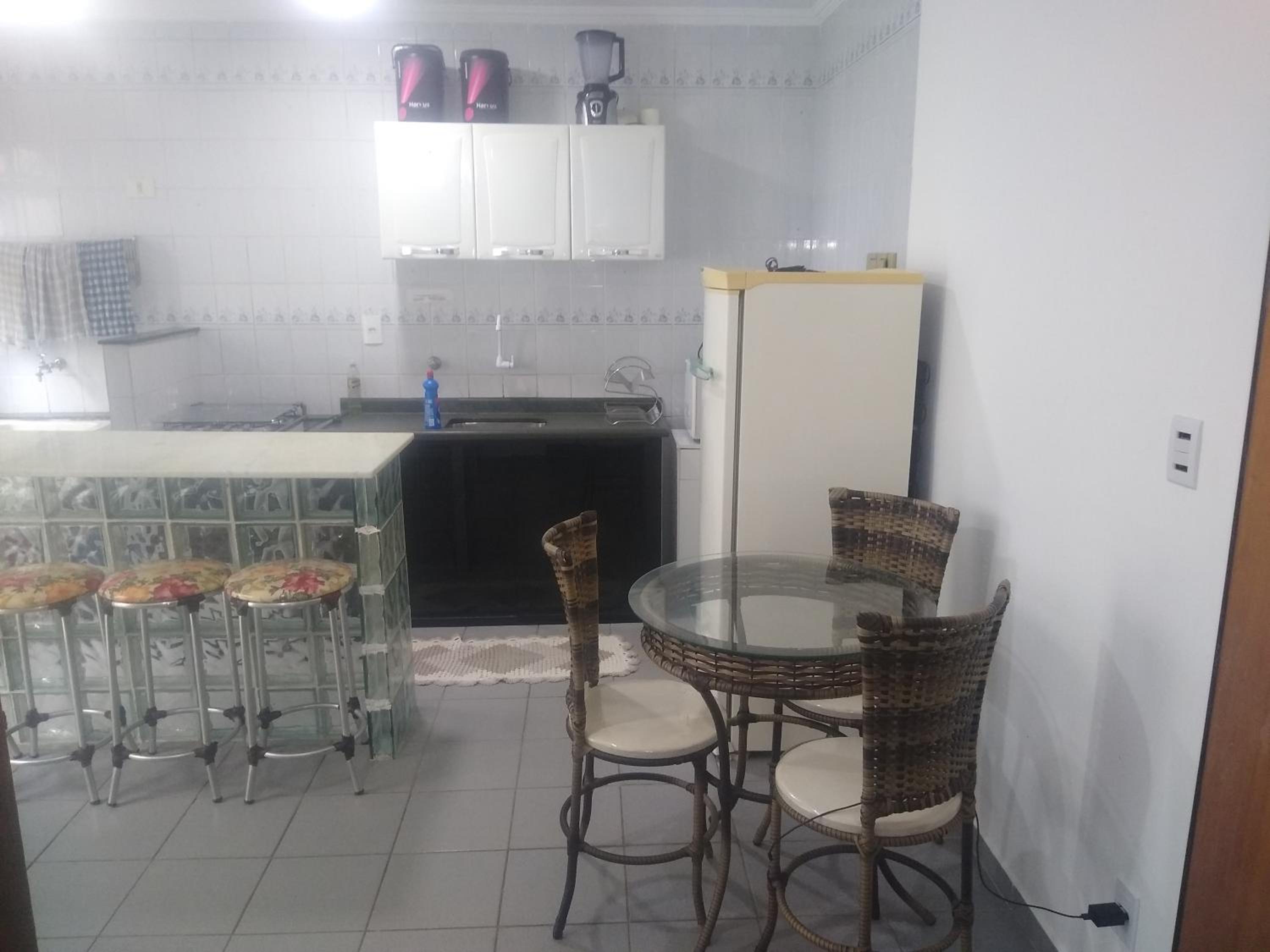 Apartamento em condomínio de frete pra praia