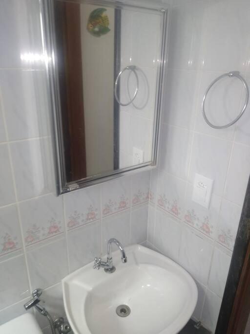 Apartamento em condomínio de frete pra praia