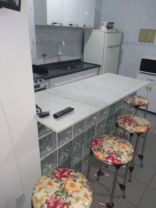Apartamento em condomínio de frete pra praia