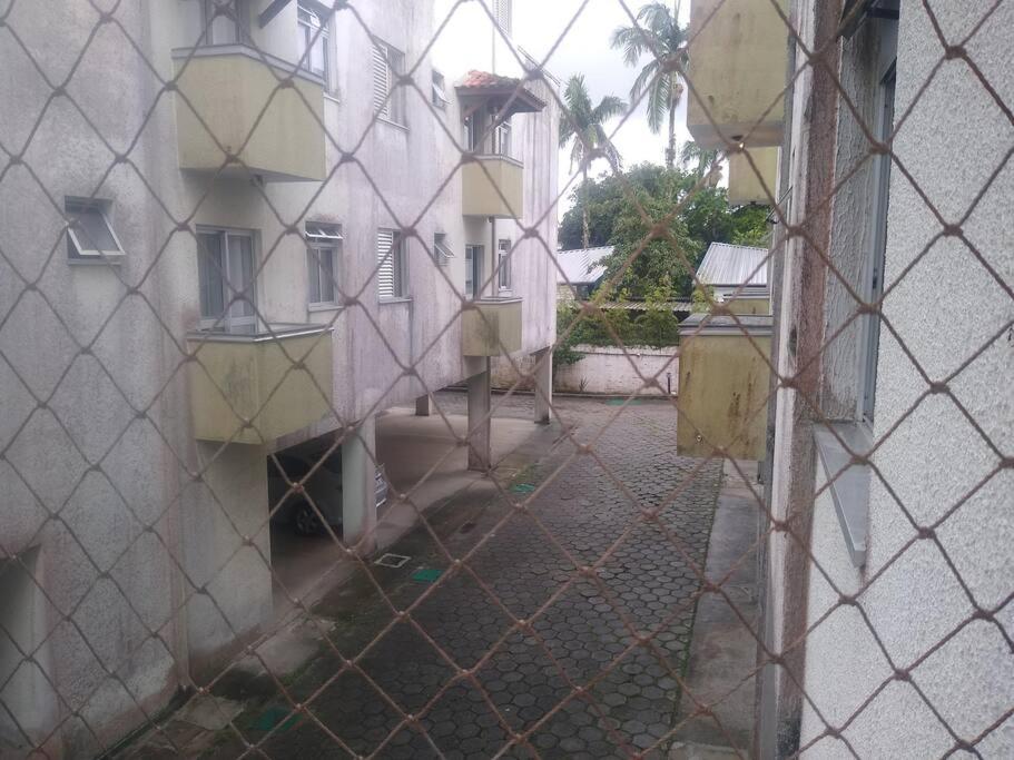 Apartamento em condomínio de frete pra praia