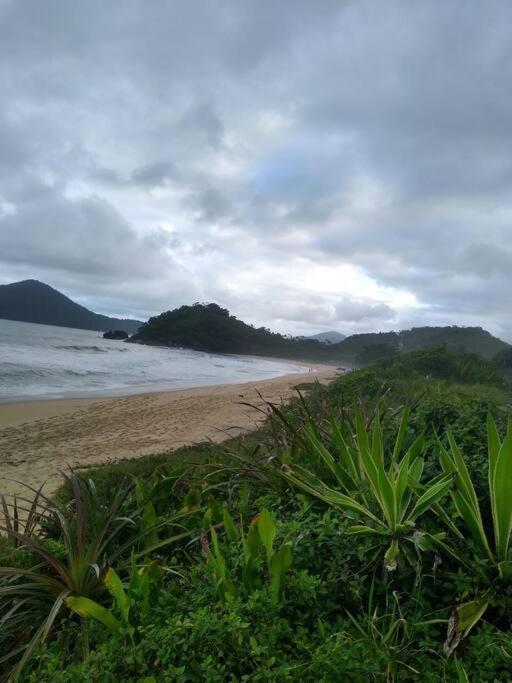 Apartamento em condomínio de frete pra praia