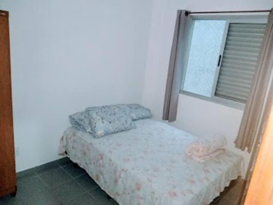 Apartamento em condomínio de frete pra praia