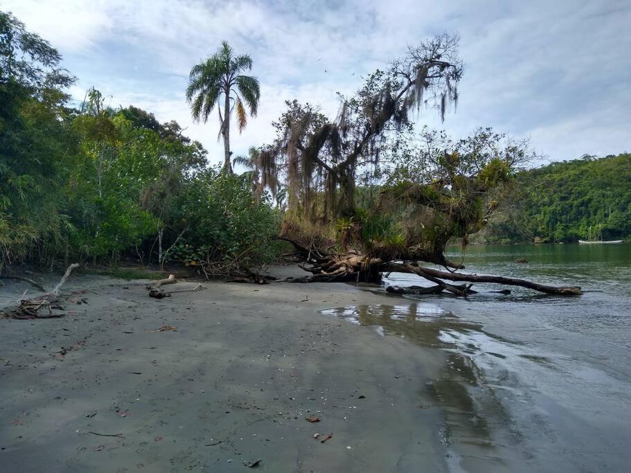 Apartamento em condomínio de frete pra praia