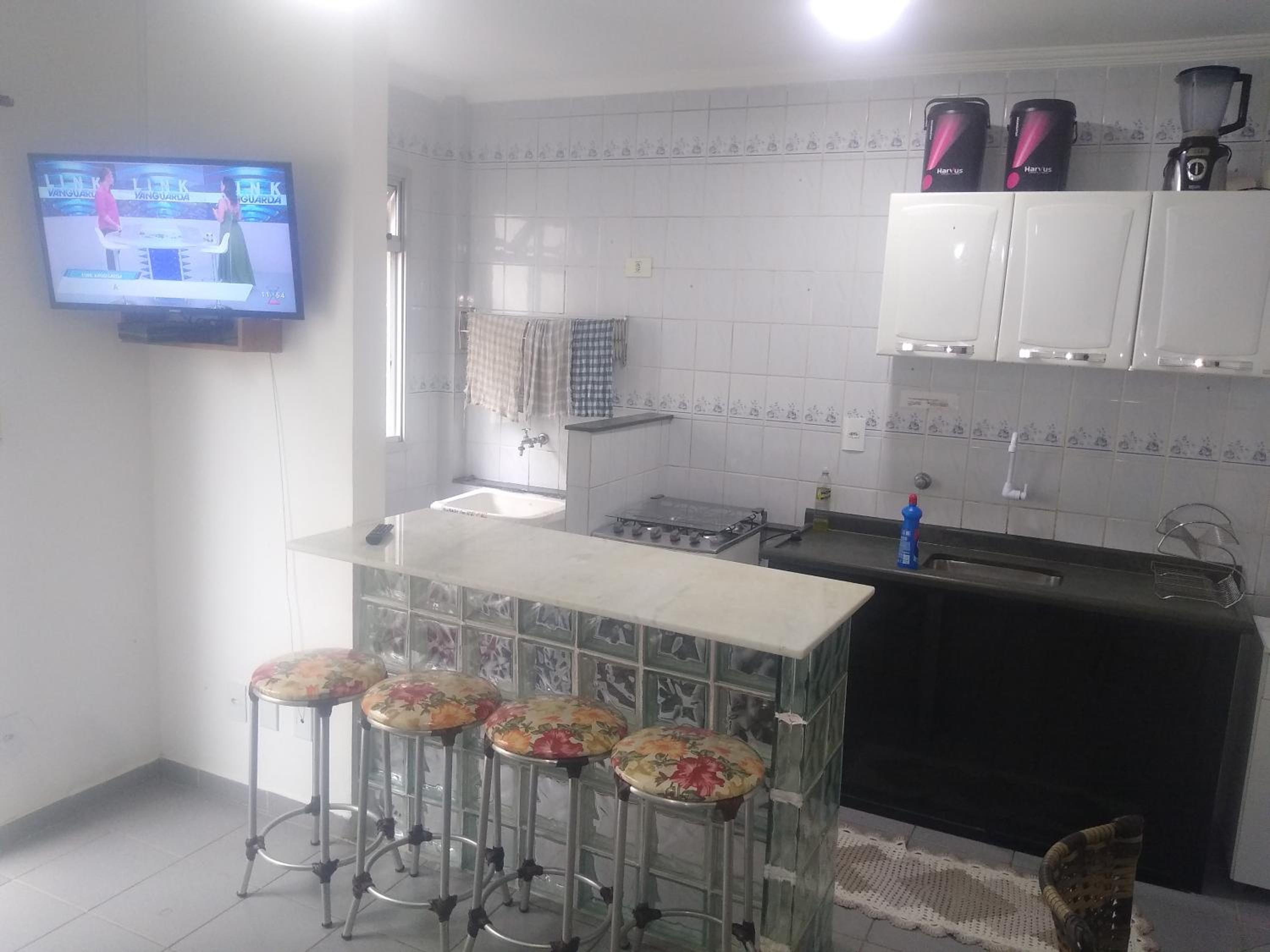 Apartamento em condomínio de frete pra praia
