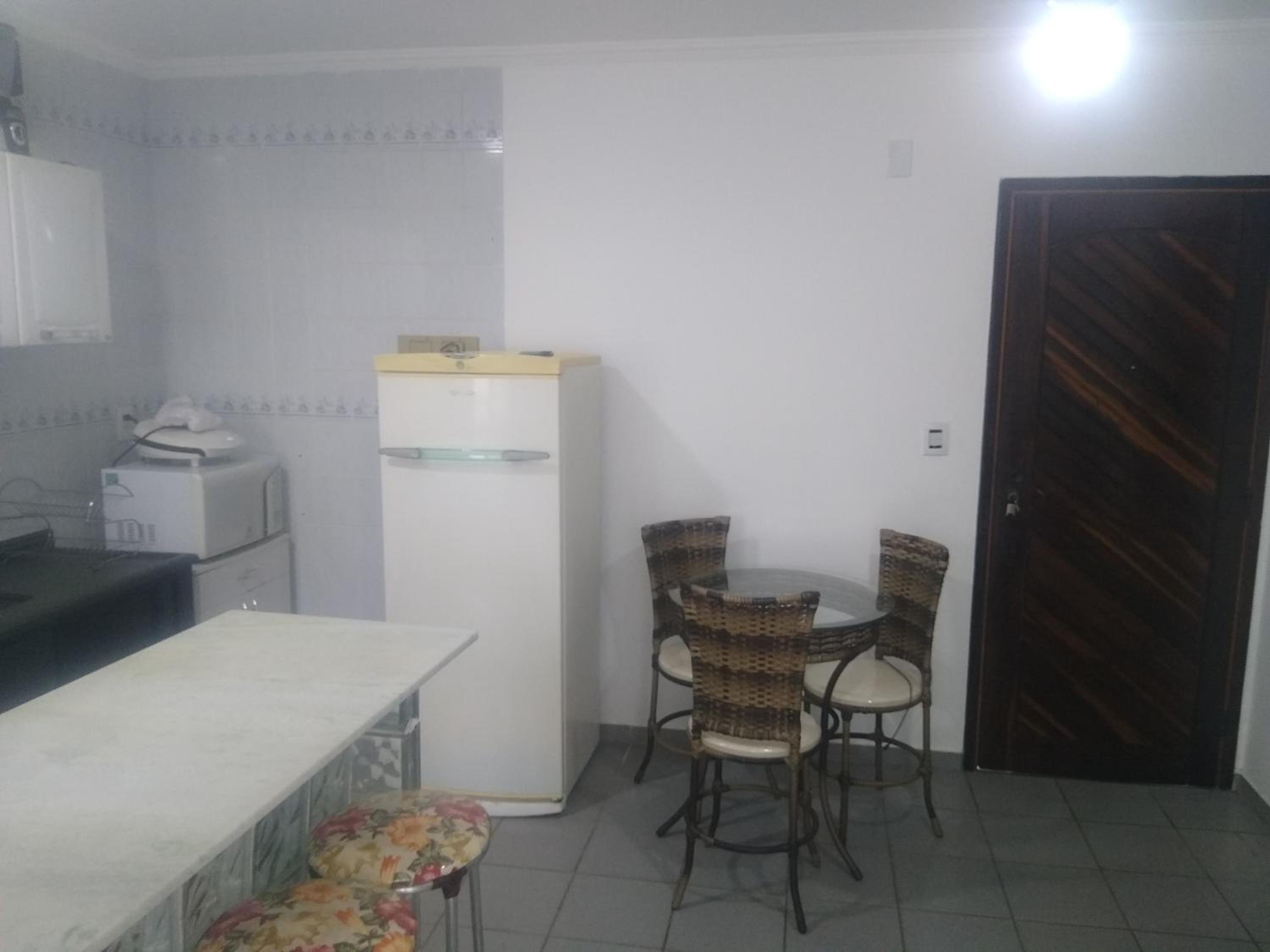 Apartamento em condomínio de frete pra praia