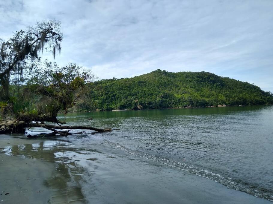 Apartamento em condomínio de frete pra praia