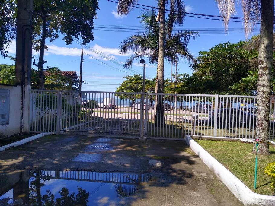 Apartamento em condomínio de frete pra praia