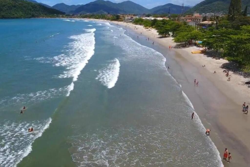 Apartamento em condomínio de frete pra praia