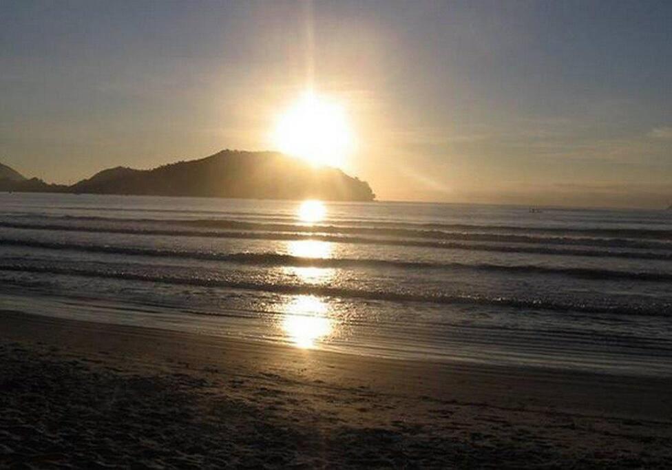 Apartamento em condomínio de frete pra praia
