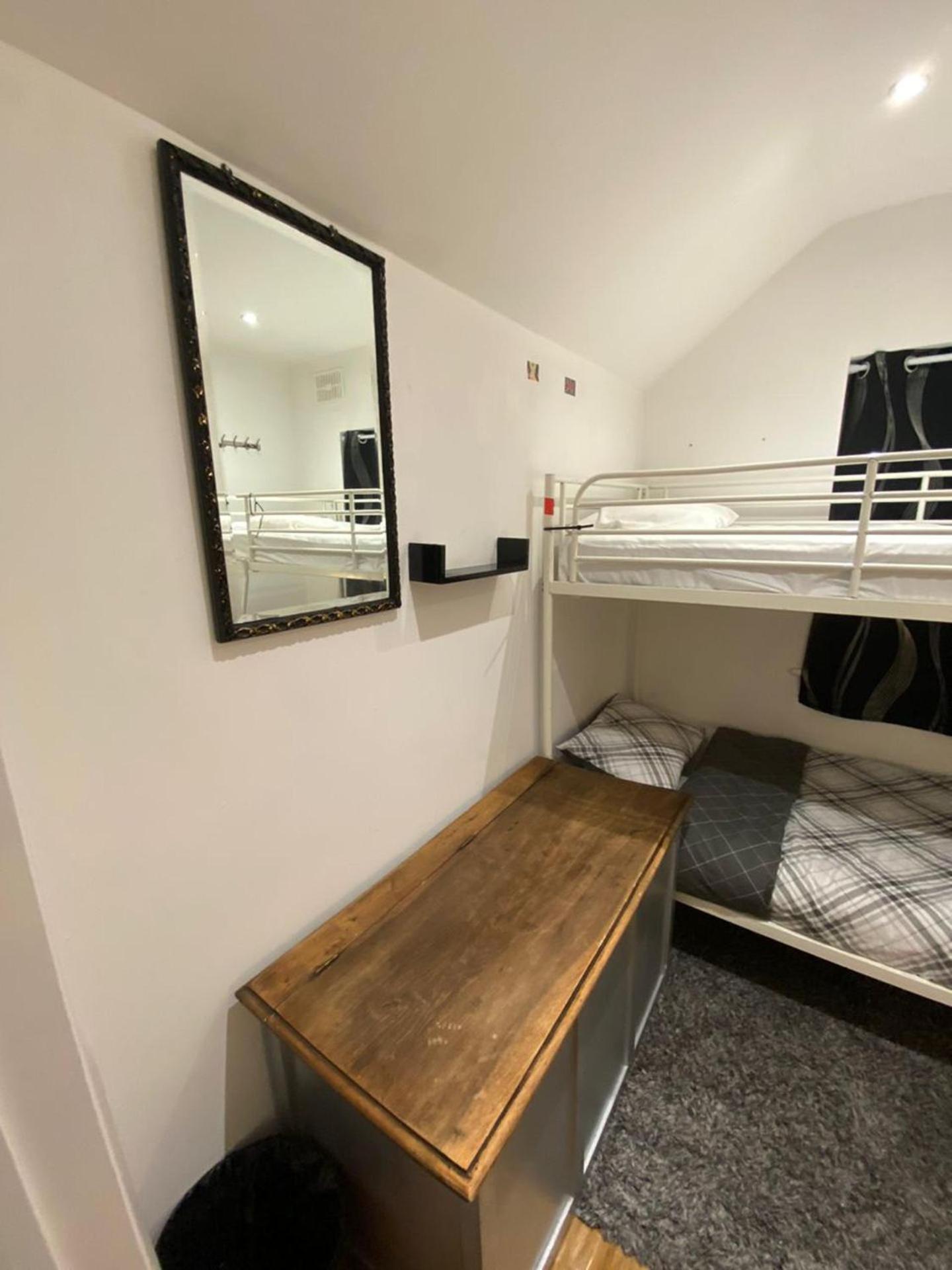 Charming 3-Bed Apartment in London view 3