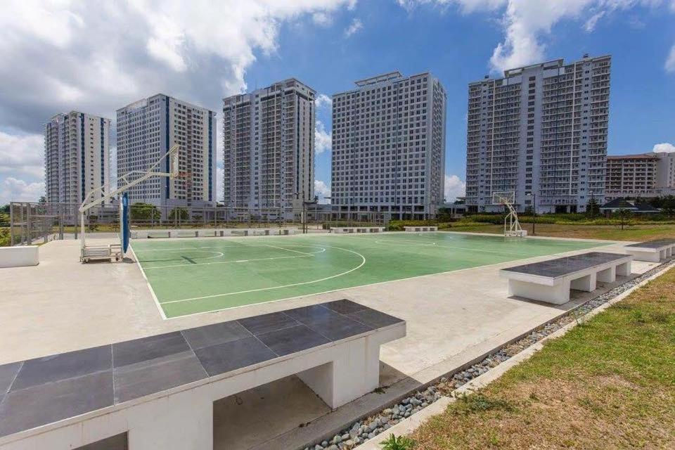 Condo Studio type Wind Residences with Lake view view 4