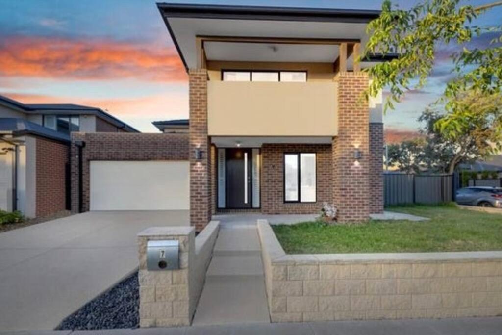 Luxurious 4 Bedroom Home in Prime Location