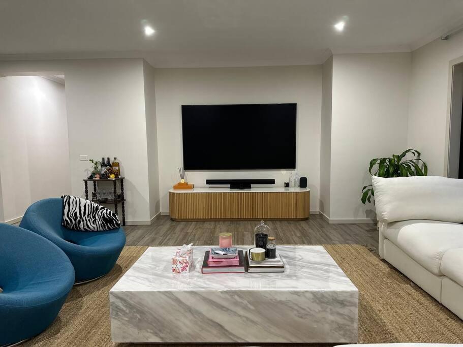 Luxurious 4 Bedroom Home in Prime Location