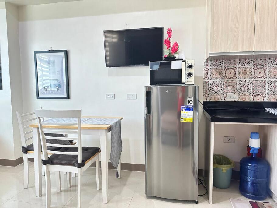 5-guest Studio Seaview Flat near Ayala Wi-Fi Pool