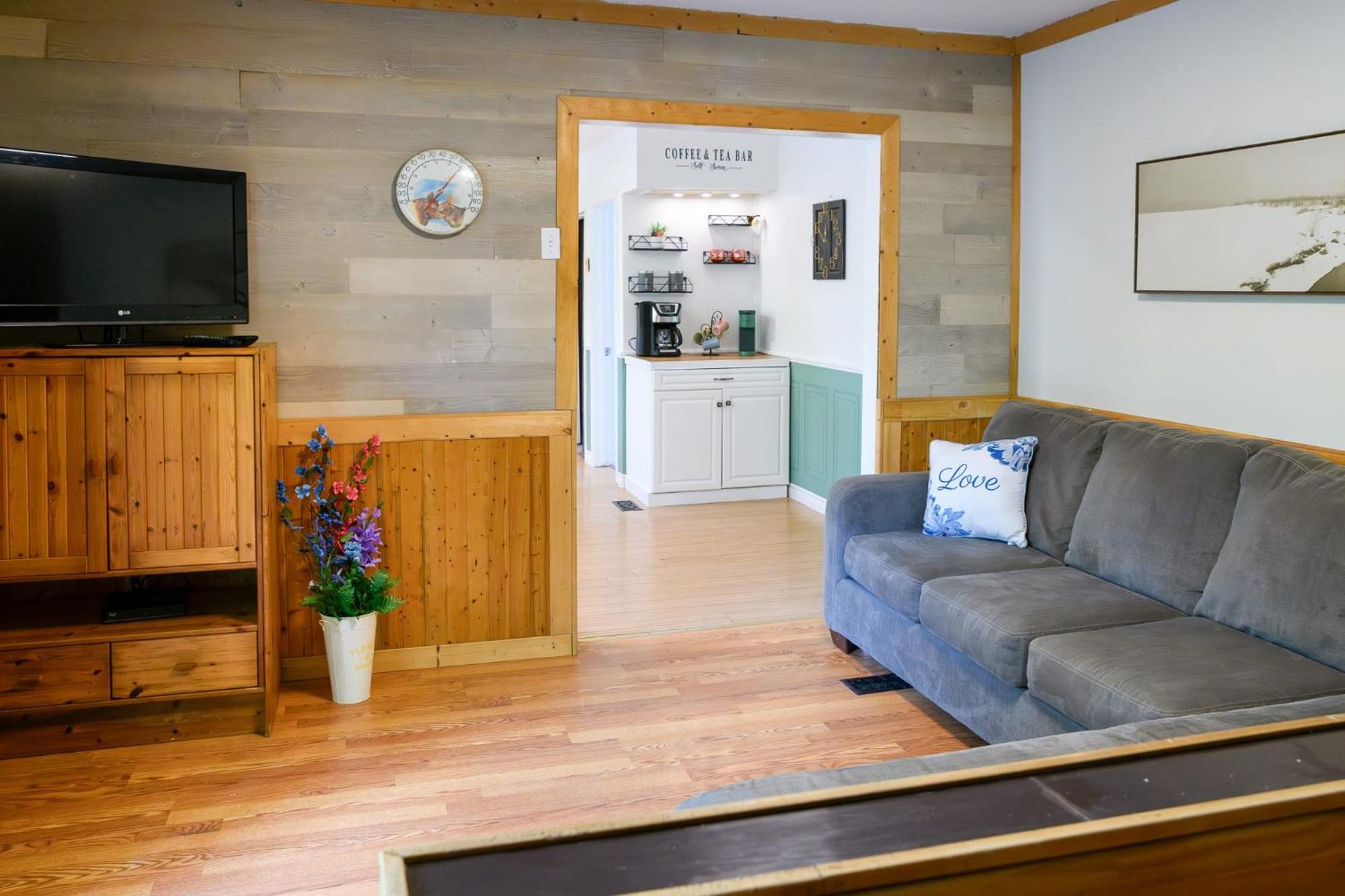 Cozy Cabin in the Forest w BBQ Firepit and More
