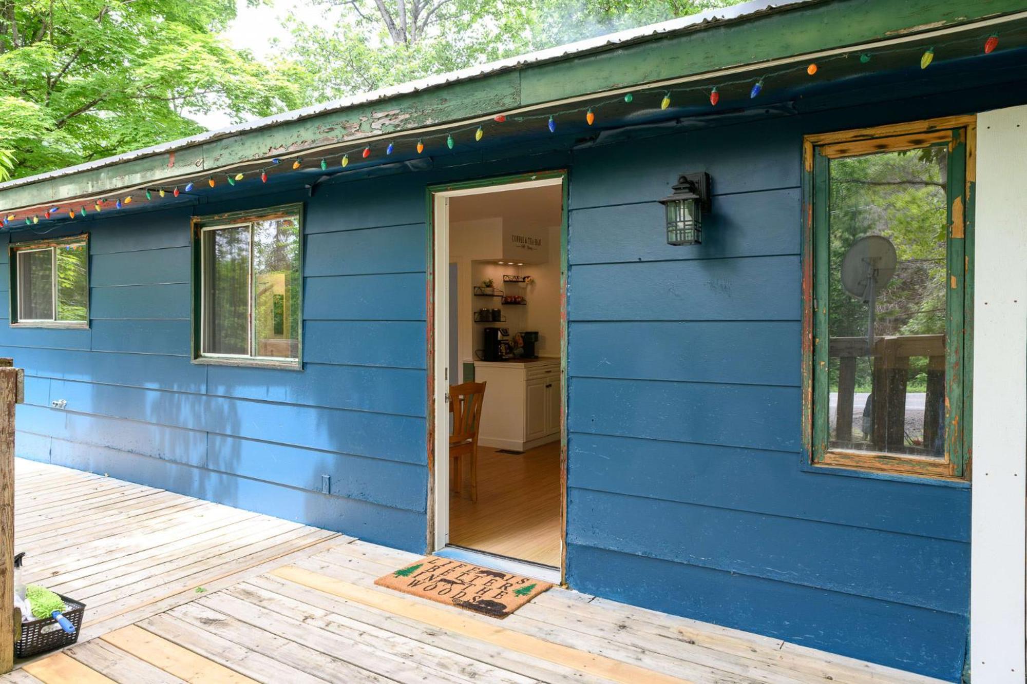 Cozy Cabin in the Forest w BBQ Firepit and More