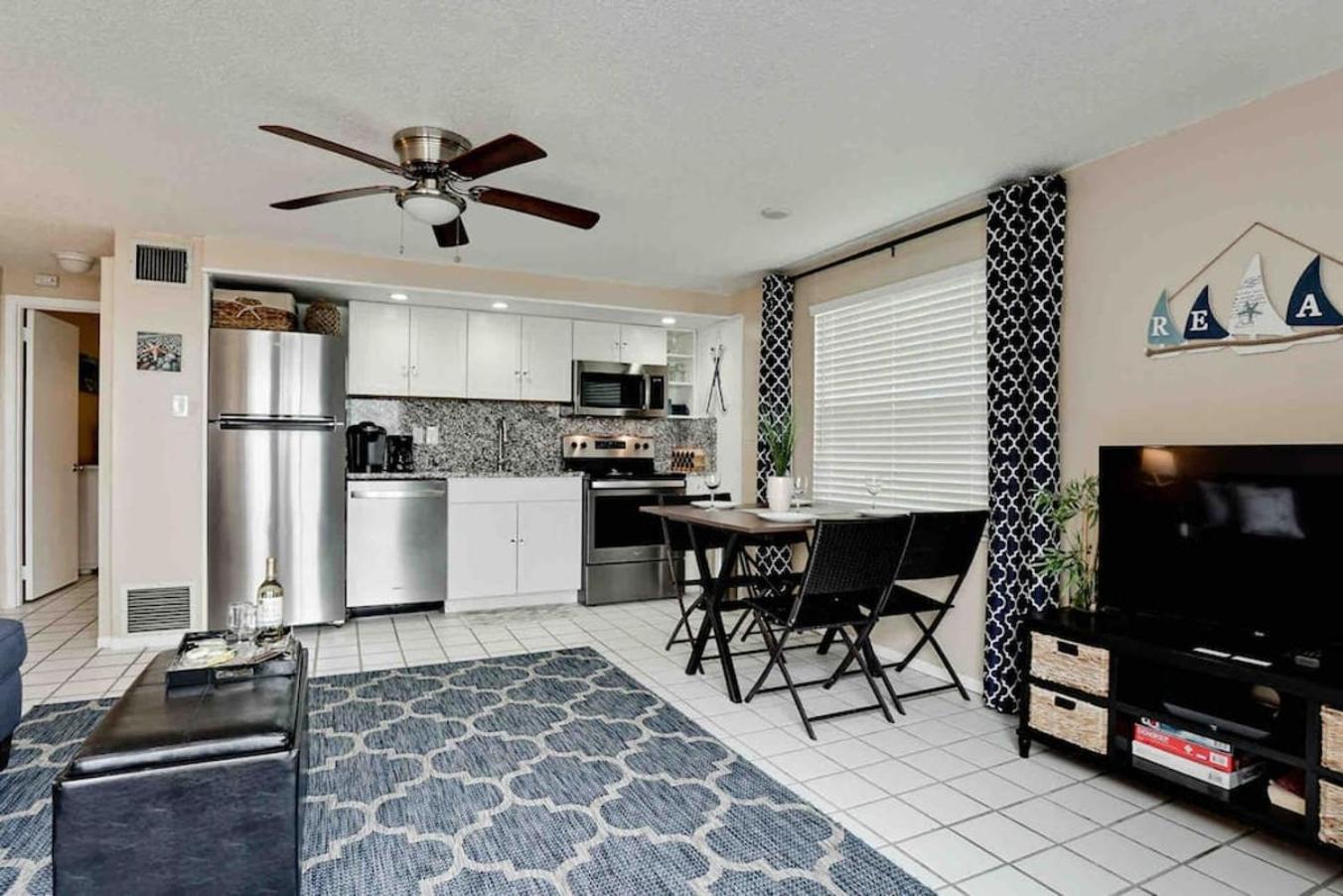 Island Oasis Delights with Extraordinary Bay Views view 3
