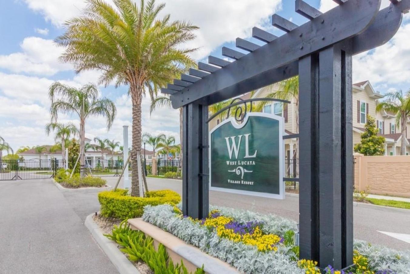 Great and practical townhouse in gated community, sleeps 6 10 min to Disney!