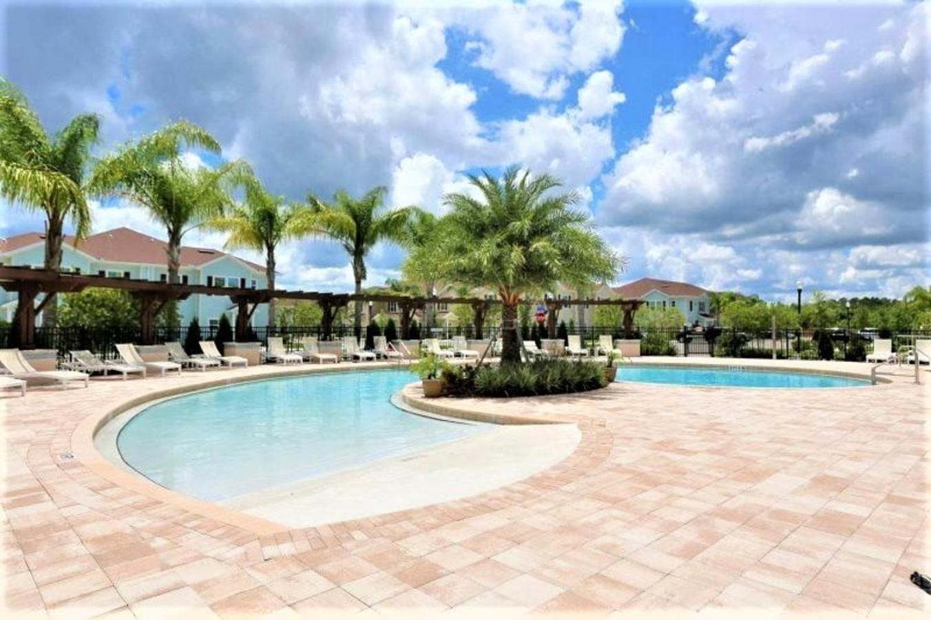 Great and practical townhouse in gated community, sleeps 6 10 min to Disney!
