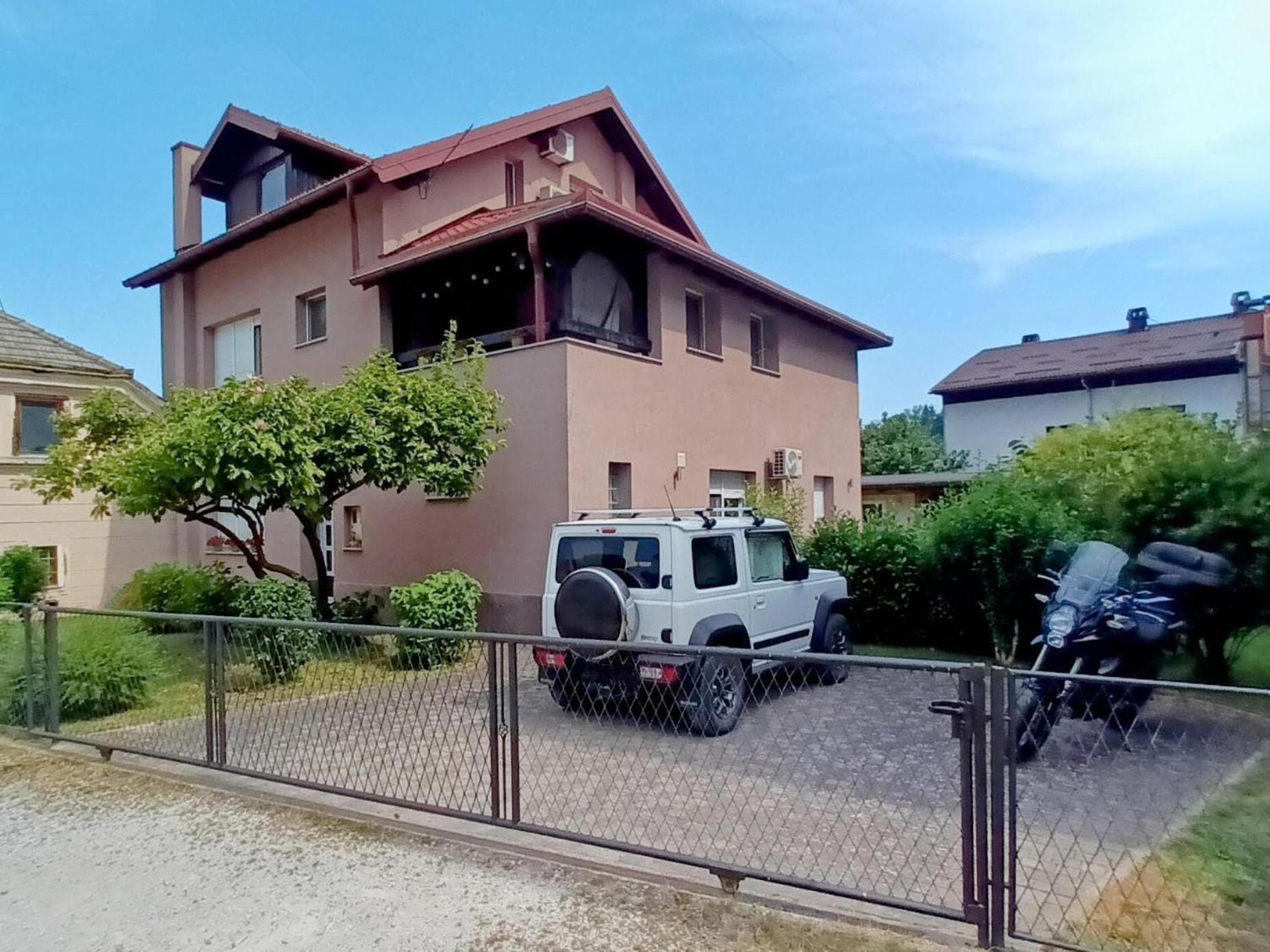 Hotel DUBOVAC CASTLE apartment - private parking - NETFLIX - garden - barbecue - table tennis - bikers friendly - Image 1