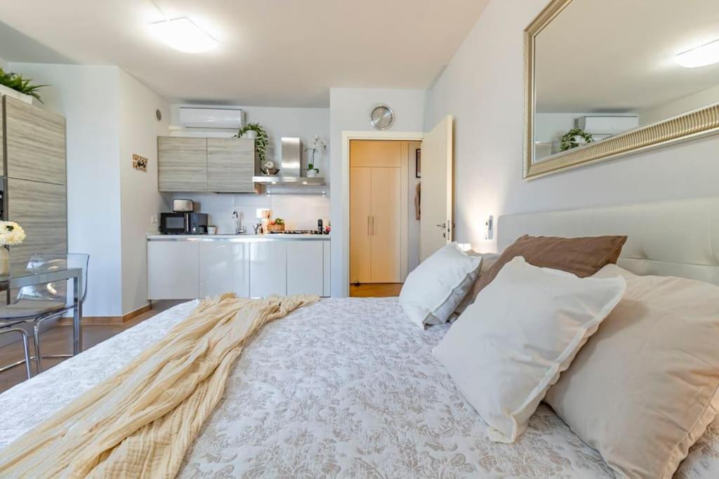 Pisa AirPort-Train Station AC Free Parking photo 2