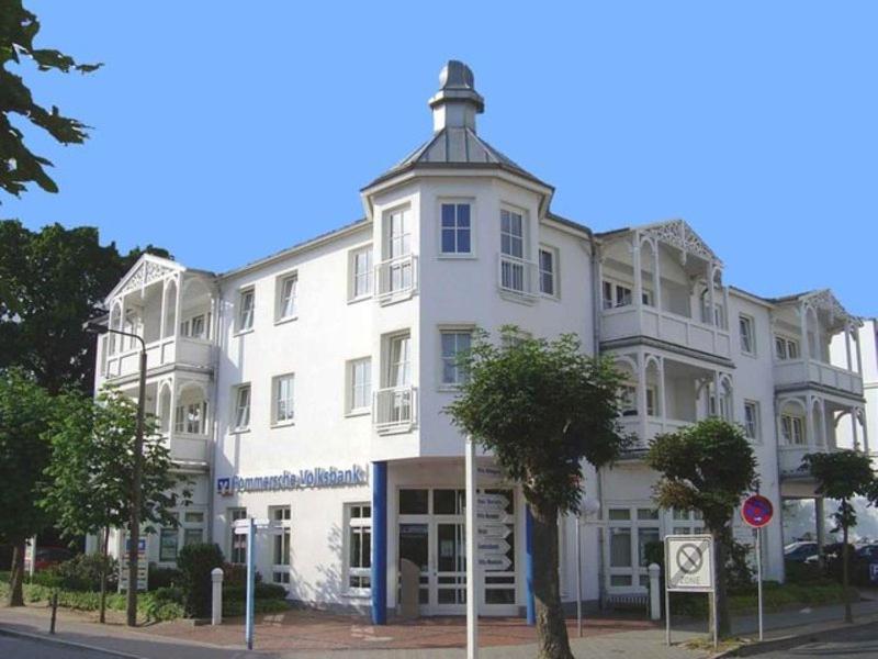 Haus Volksbank - by Rujana