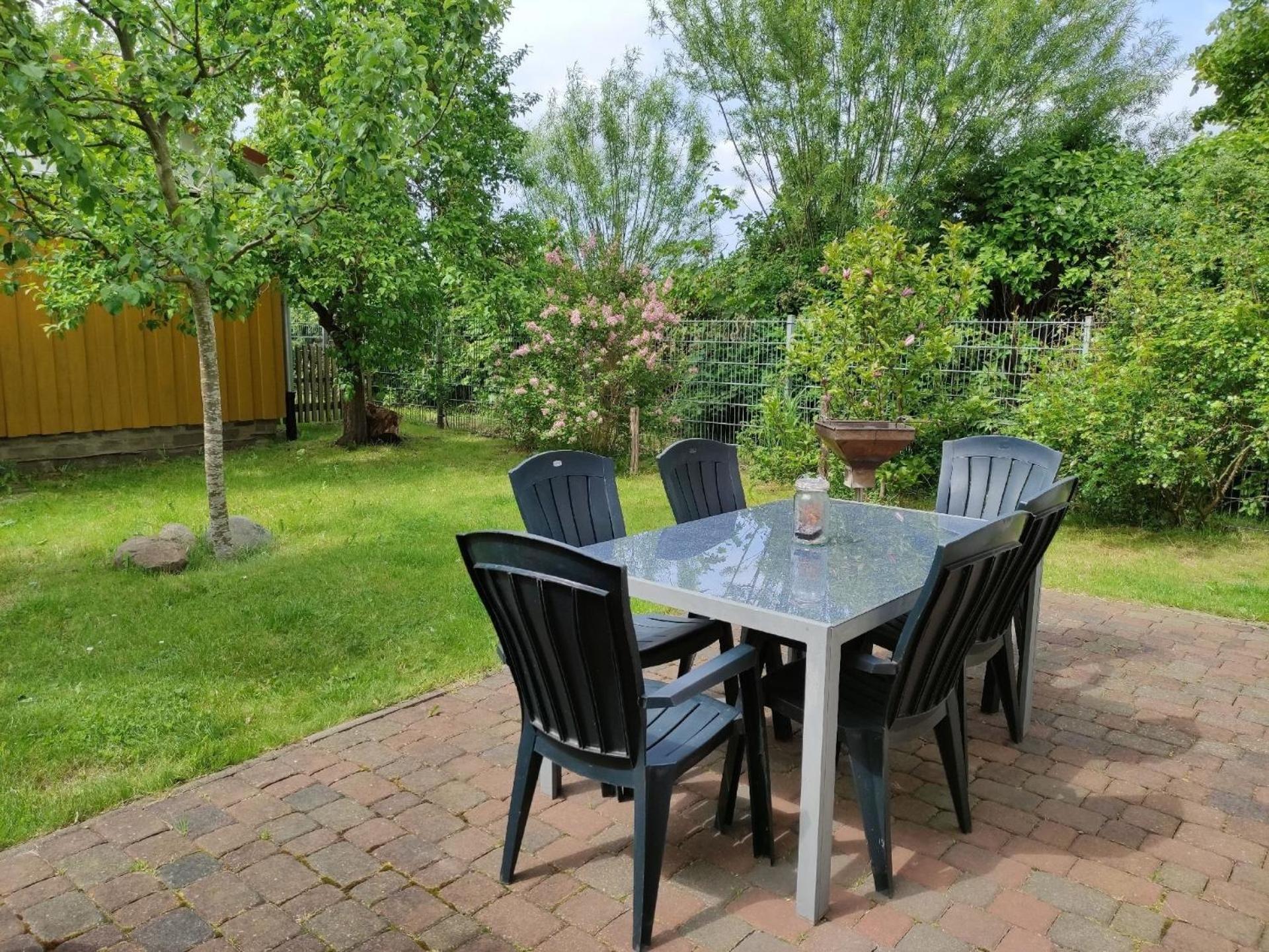 Bungalow mit Terrasse und Spielplatz in Ostseenähe