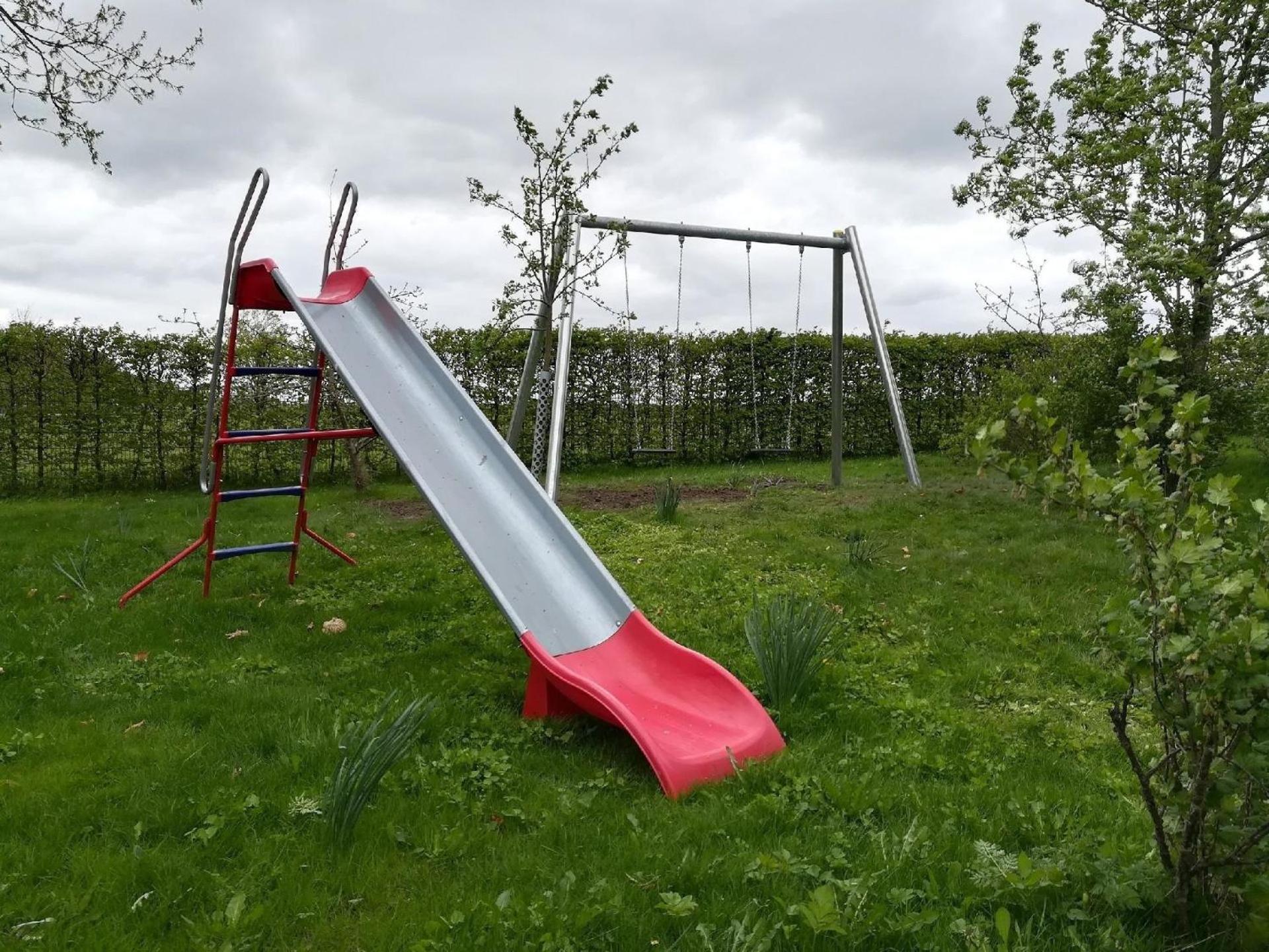 Bungalow mit Terrasse und Spielplatz in Ostseenähe