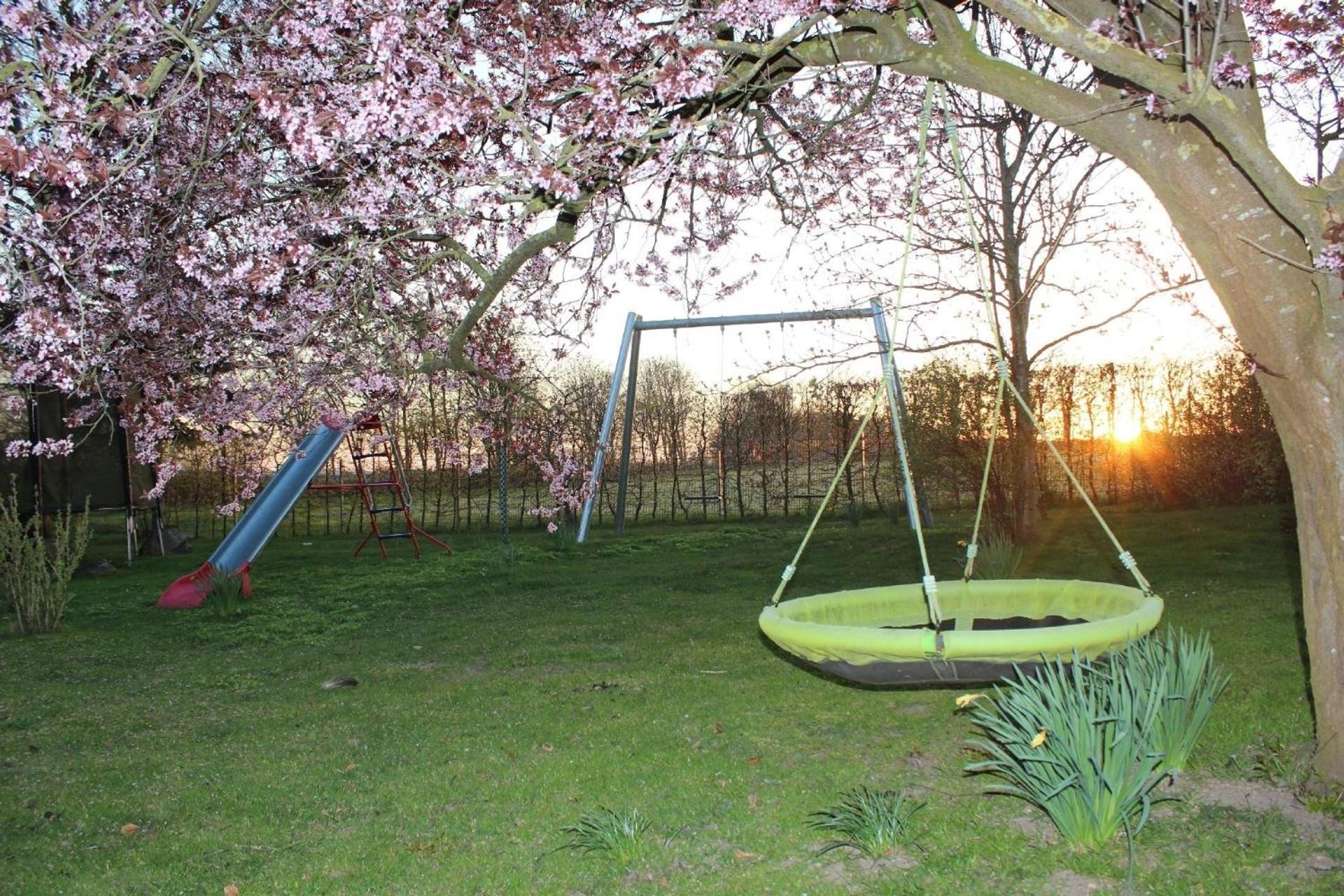 Bungalow mit Terrasse und Spielplatz in Ostseenähe