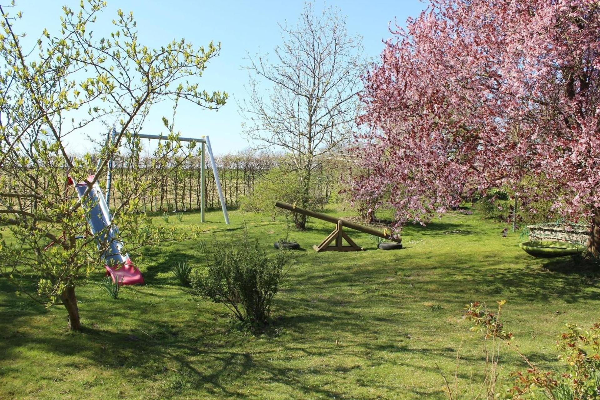 Bungalow mit Terrasse und Spielplatz in Ostseenähe