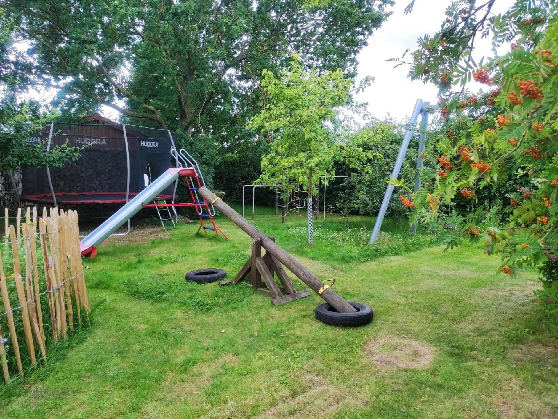 Bungalow mit Terrasse und Spielplatz in Ostseenähe