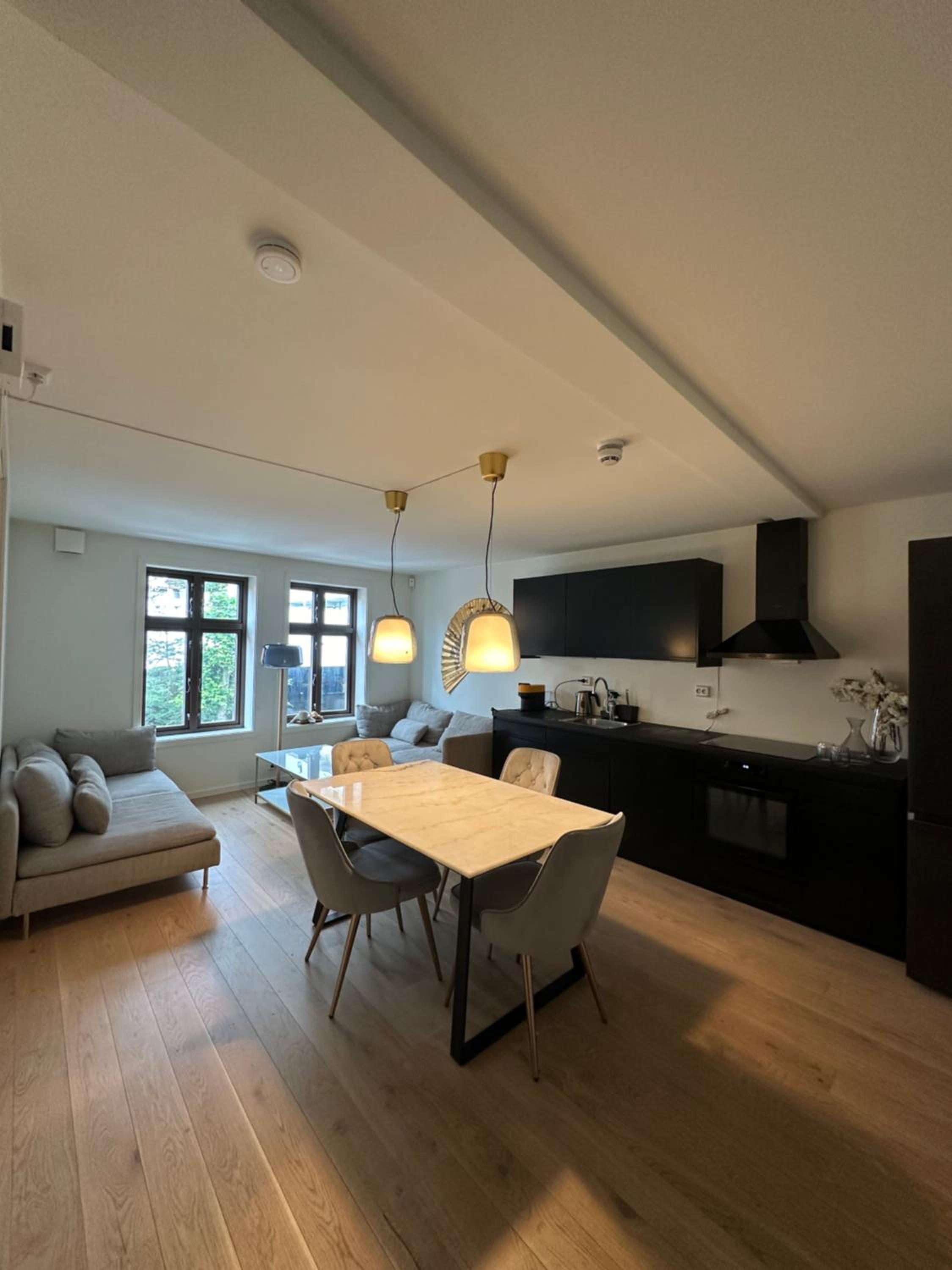 Deluxe central 2 bedroom with view and underground garage