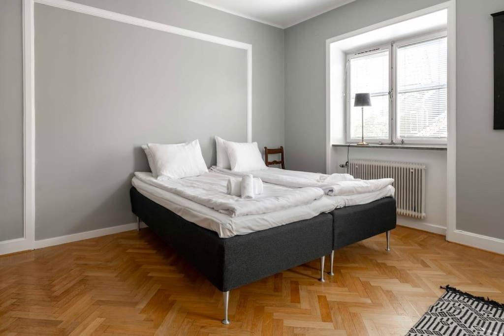 Spacious and central 4BDR apartment view 3