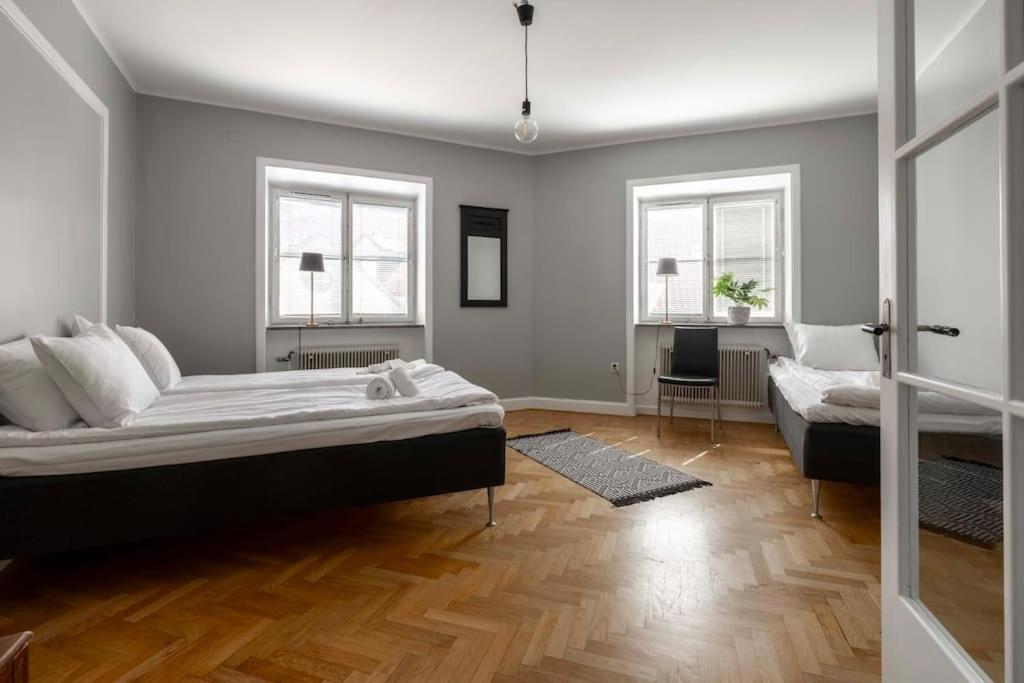 Spacious and central 4BDR apartment view 5