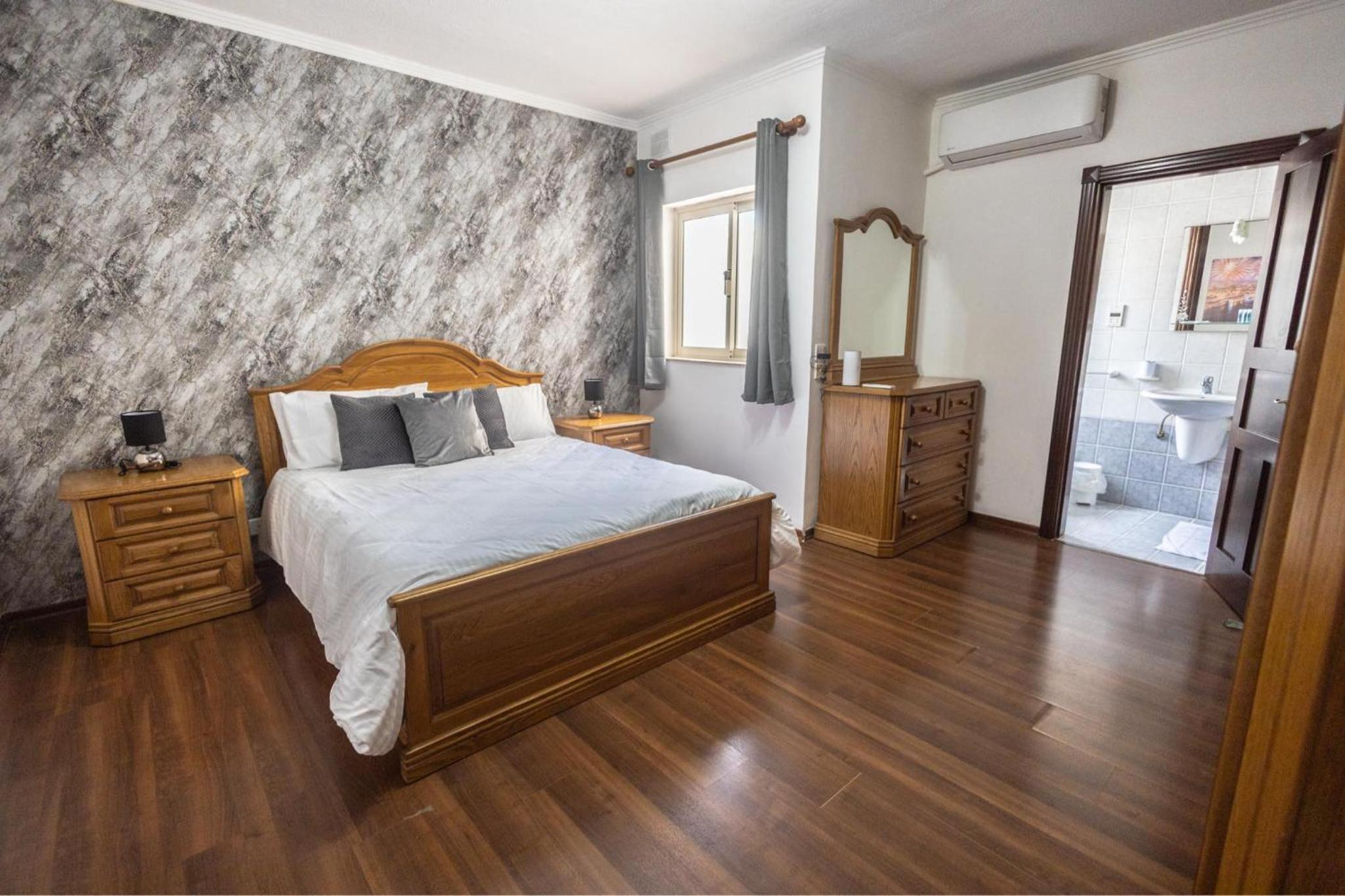 3 bedroom Apartment in the centre of St Julians photo 5