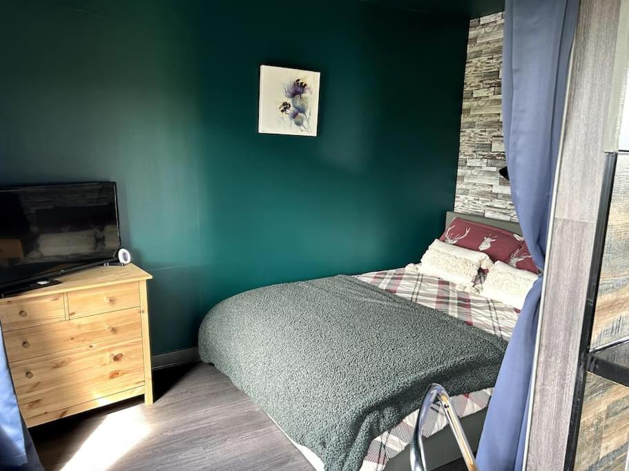 The Potter's Rest, a cosy wee cabin in the Highlands view 3
