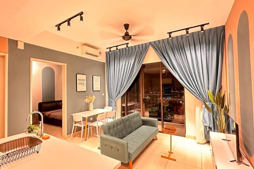 Luxury 1BR service apartment with Balcony Trion A4003 KL