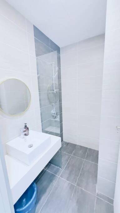 Luxury 1BR service apartment with Balcony Trion A4003 KL