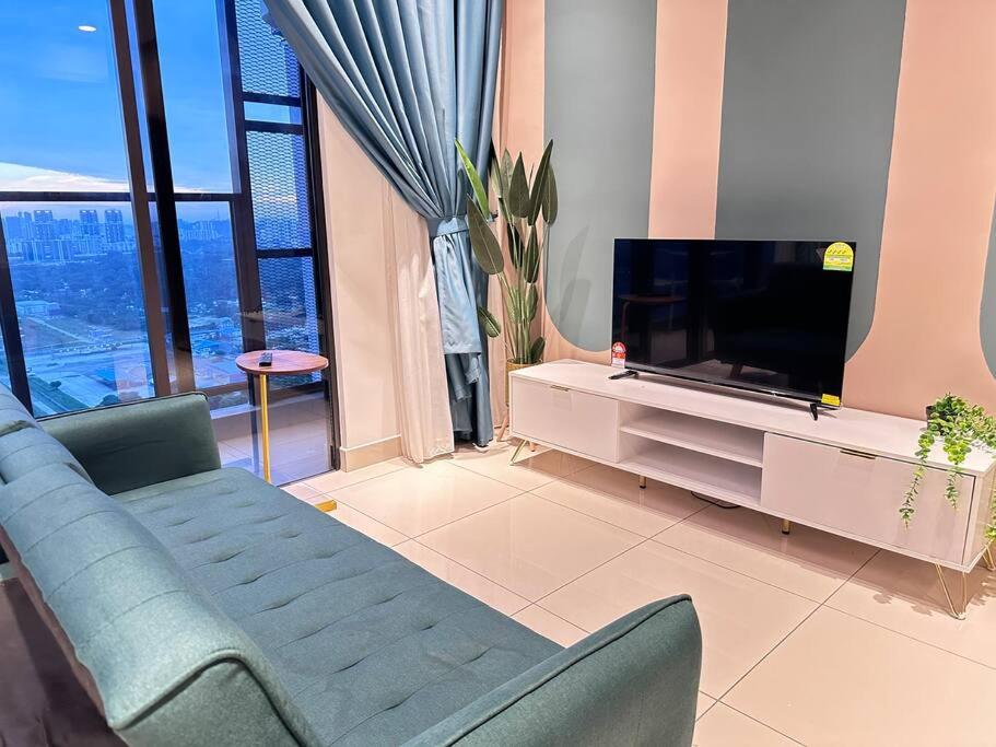 Luxury 1BR service apartment with Balcony Trion A4003 KL