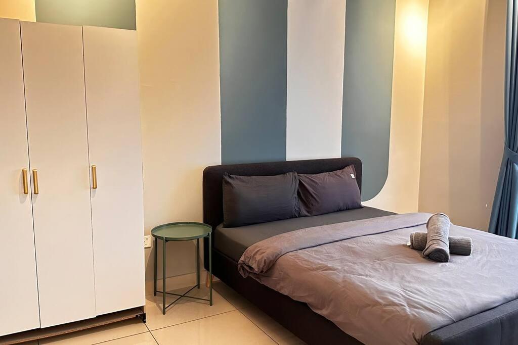 Luxury 1BR service apartment with Balcony Trion A4003 KL