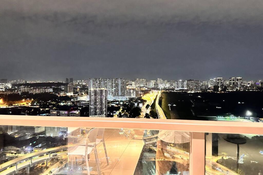Luxury 1BR service apartment with Balcony Trion A4003 KL