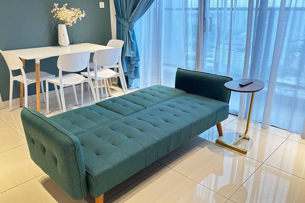 Luxury 1BR service apartment with Balcony Trion A4003 KL